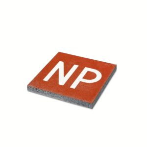 Tegel met opdruk 'NP'
