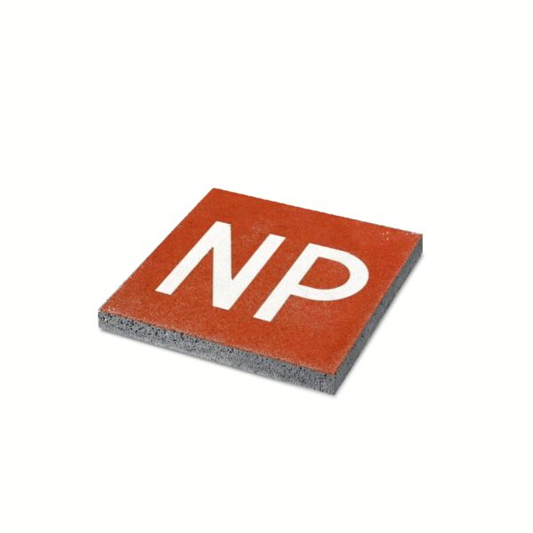 Tegel met opdruk 'NP'