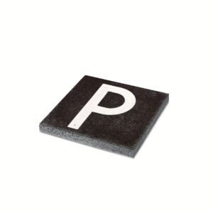Tegel met een eenvoudige 'P'-opdruk