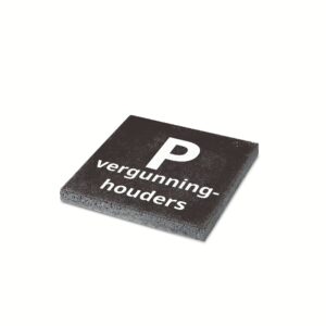 Tegel met opdruk 'P-vergunningshouders'