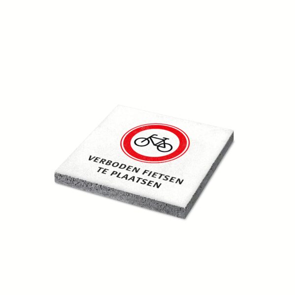 Tegel met opdruk 'Verboden fietsen te plaatsen'