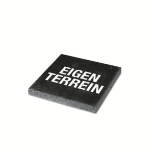 Tegel met opdruk 'Eigen terrein – verboden toegang'