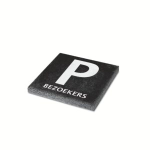 Tegel met opdruk 'P-bezoekers'