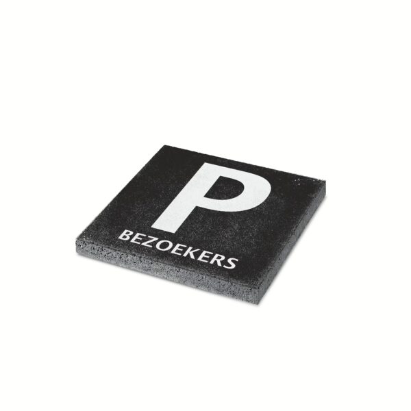 Tegel met opdruk 'P-bezoekers'